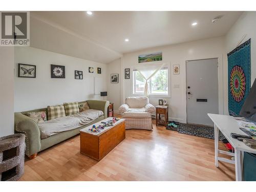 264 Douglas Avenue, Penticton, BC - Indoor Photo Showing Living Room