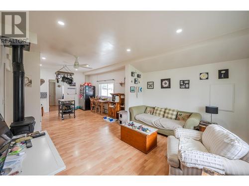 264 Douglas Avenue, Penticton, BC - Indoor Photo Showing Living Room