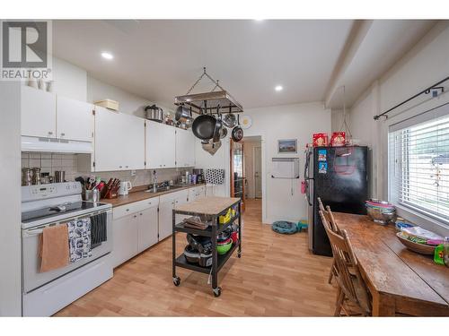 264 Douglas Avenue, Penticton, BC - Indoor Photo Showing Kitchen With Double Sink