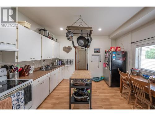 264 Douglas Avenue, Penticton, BC - Indoor Photo Showing Kitchen With Double Sink