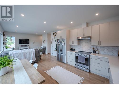 264 Douglas Avenue, Penticton, BC - Indoor Photo Showing Kitchen With Upgraded Kitchen