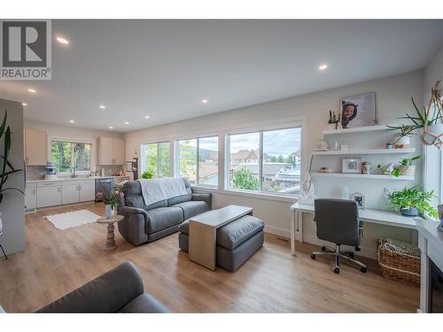 264 Douglas Avenue, Penticton, BC - Indoor Photo Showing Living Room