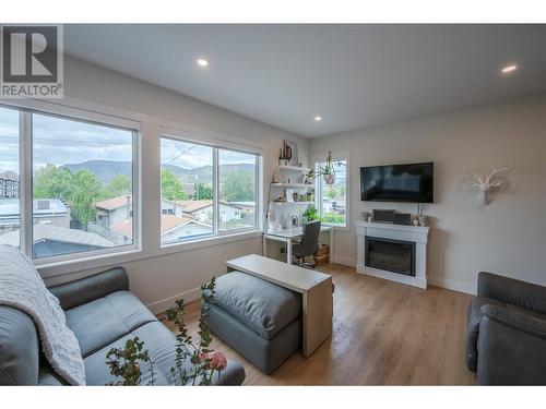 264 Douglas Avenue, Penticton, BC - Indoor Photo Showing Living Room