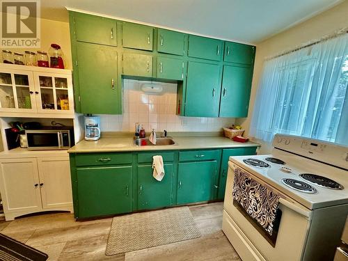 420 100A Avenue, Dawson Creek, BC - Indoor Photo Showing Kitchen