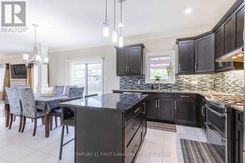 1025 Gleneagle Trail, London, ON - Indoor Photo Showing Kitchen With Upgraded Kitchen