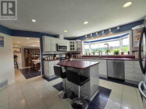 6175 Beaver Forest Road, Prince George, BC - Indoor Photo Showing Kitchen With Double Sink