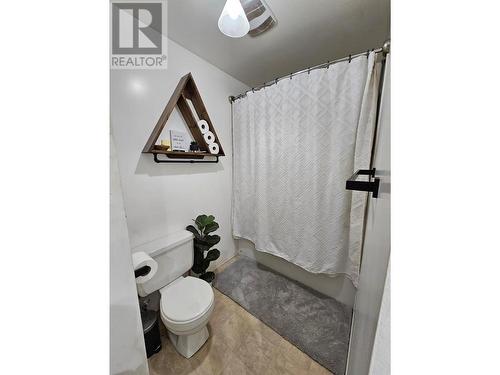 135 Spieker Avenue, Tumbler Ridge, BC - Indoor Photo Showing Bathroom