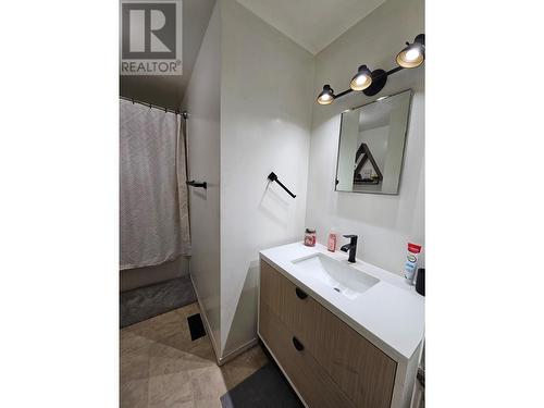 135 Spieker Avenue, Tumbler Ridge, BC - Indoor Photo Showing Bathroom