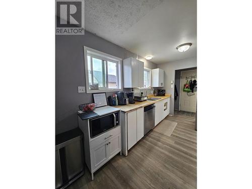 135 Spieker Avenue, Tumbler Ridge, BC - Indoor Photo Showing Kitchen