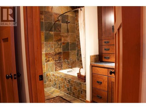 7924 Balfour Wharf  Road, Nelson, BC - Indoor Photo Showing Bathroom