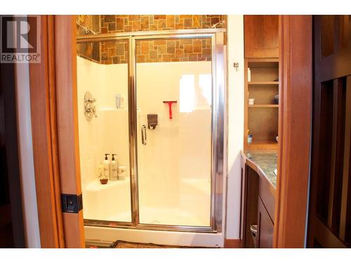 7924 Balfour Wharf  Road, Nelson, BC - Indoor Photo Showing Bathroom