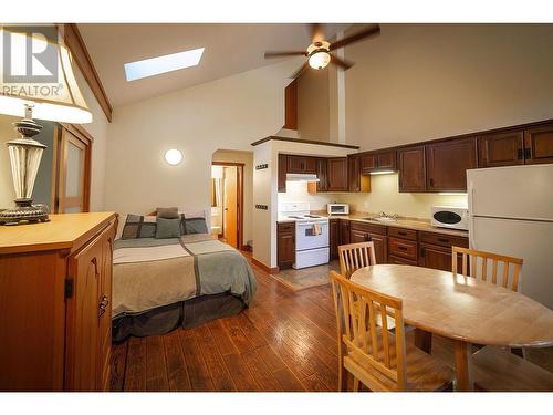 7924 Balfour Wharf  Road, Nelson, BC - Indoor Photo Showing Kitchen