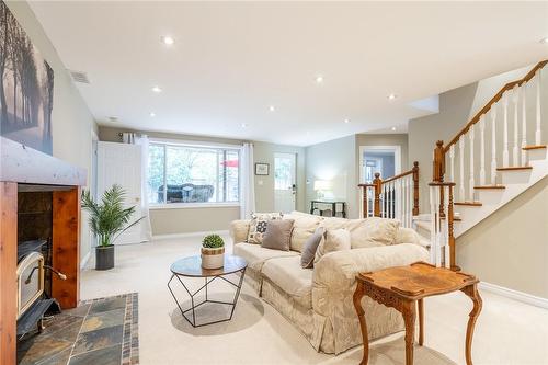 702 King Road, Burlington, ON - Indoor Photo Showing Living Room