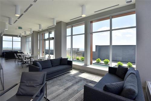 500 Brock Avenue|Unit #1807, Burlington, ON - Indoor Photo Showing Living Room