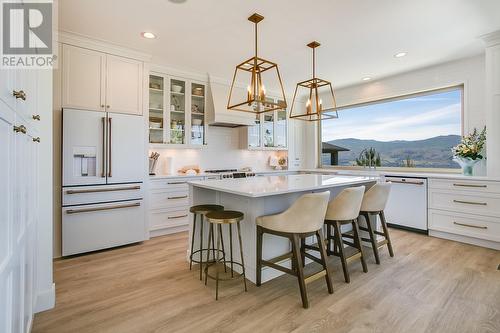 1515 Pinot Noir Drive, West Kelowna, BC - Indoor Photo Showing Kitchen With Upgraded Kitchen