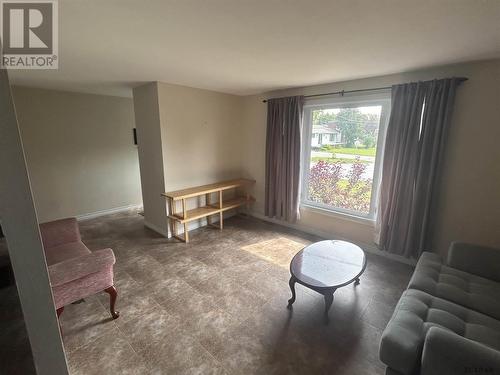 376 Mckelvie St, Temiskaming Shores, ON - Indoor Photo Showing Living Room