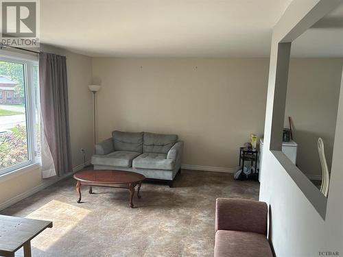 376 Mckelvie St, Temiskaming Shores, ON - Indoor Photo Showing Living Room