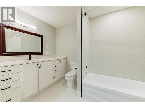 4333 Lakeshore Road, Kelowna, BC - Indoor Photo Showing Bathroom