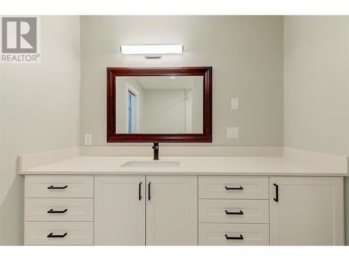 4333 Lakeshore Road, Kelowna, BC - Indoor Photo Showing Bathroom