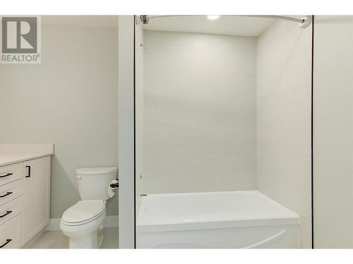 4333 Lakeshore Road, Kelowna, BC - Indoor Photo Showing Bathroom