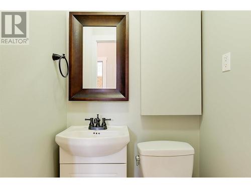 4333 Lakeshore Road, Kelowna, BC - Indoor Photo Showing Bathroom