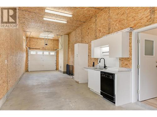 4333 Lakeshore Road, Kelowna, BC - Indoor Photo Showing Garage