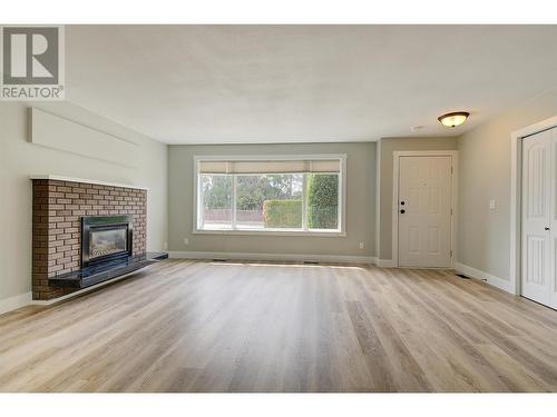 4333 Lakeshore Road, Kelowna, BC - Indoor Photo Showing Living Room With Fireplace