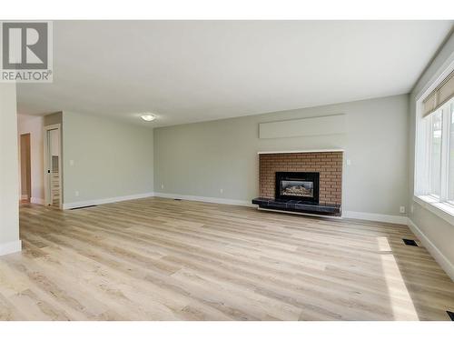 4333 Lakeshore Road, Kelowna, BC - Indoor Photo Showing Living Room With Fireplace