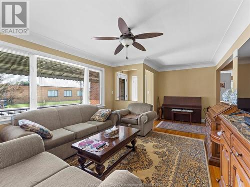 814 Watson Avenue, Windsor, ON - Indoor Photo Showing Living Room