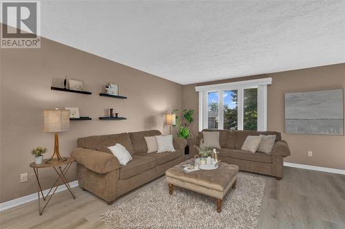 3144 Clemenceau Boulevard, Windsor, ON - Indoor Photo Showing Living Room