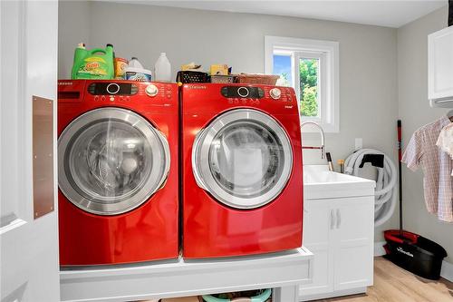 39 Sumner Crescent, Grimsby, ON - Indoor Photo Showing Laundry Room