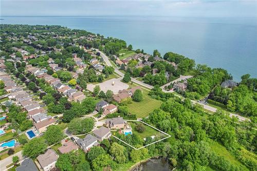 Over 3300 square feet of living space walking distance to the beach - 39 Sumner Crescent, Grimsby, ON - Outdoor With View