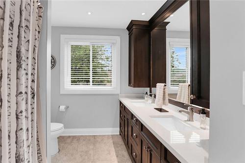 All sharing 5-piece bathroom with double sinks - 39 Sumner Crescent, Grimsby, ON - Indoor Photo Showing Bathroom