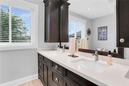 39 Sumner Crescent, Grimsby, ON - Indoor Photo Showing Bathroom