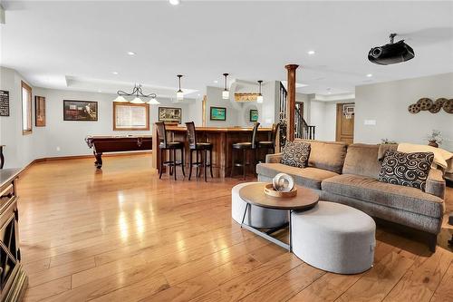 39 Sumner Crescent, Grimsby, ON - Indoor Photo Showing Living Room