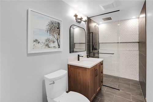 Newly renovated 3-piece bathroom - 39 Sumner Crescent, Grimsby, ON - Indoor Photo Showing Bathroom