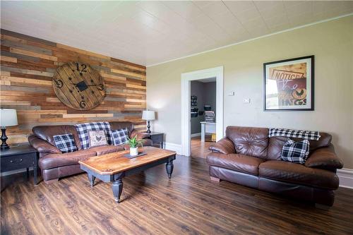 2589 East Quarter Line Road, Norfolk County, ON - Indoor Photo Showing Living Room