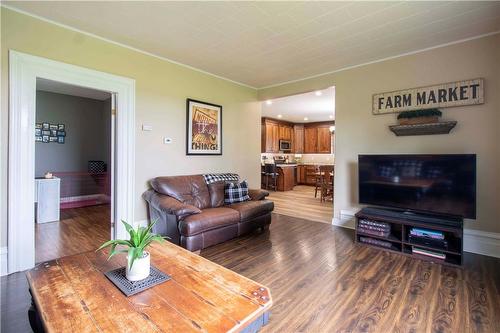 2589 East Quarter Line Road, Norfolk County, ON - Indoor Photo Showing Living Room