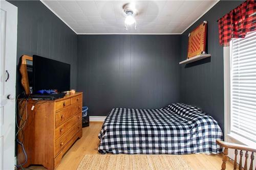 2589 East Quarter Line Road, Norfolk County, ON - Indoor Photo Showing Bedroom