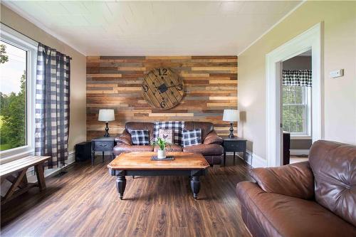 2589 East Quarter Line Road, Norfolk County, ON - Indoor Photo Showing Living Room