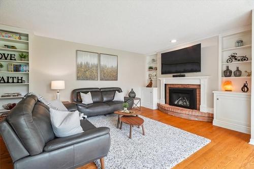 4199 Spruce Avenue, Burlington, ON - Indoor Photo Showing Living Room With Fireplace