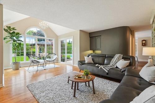 4199 Spruce Avenue, Burlington, ON - Indoor Photo Showing Living Room