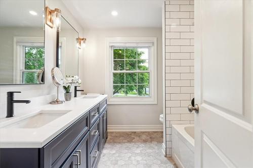 4199 Spruce Avenue, Burlington, ON - Indoor Photo Showing Bathroom