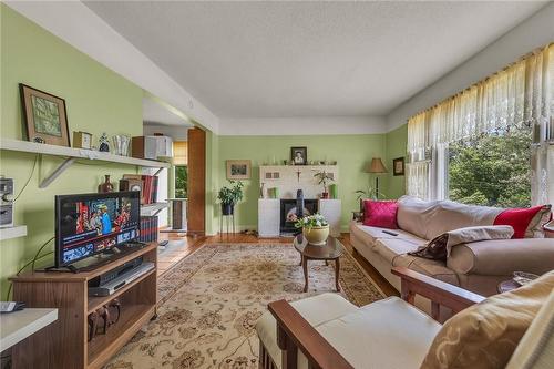243 Forfar Street W, Caledonia, ON - Indoor Photo Showing Living Room