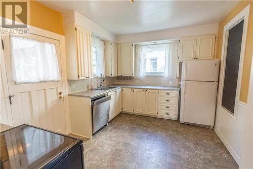 27 Elm Street, Cornwall, ON - Indoor Photo Showing Kitchen With Double Sink