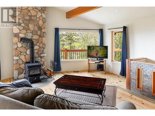 2078 Huckleberry Road, Kelowna, BC - Indoor Photo Showing Living Room With Fireplace