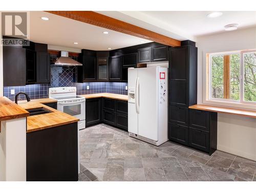 2078 Huckleberry Road, Kelowna, BC - Indoor Photo Showing Kitchen