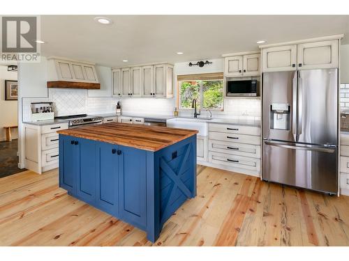 2078 Huckleberry Road, Kelowna, BC - Indoor Photo Showing Kitchen