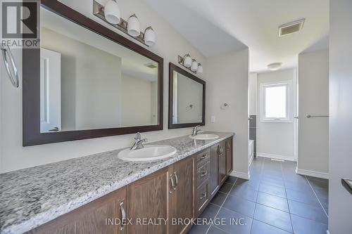 214 Mccabe Avenue N, Welland, ON - Indoor Photo Showing Bathroom