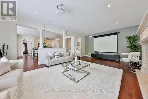 585 Hancock Way, Mississauga, ON - Indoor Photo Showing Living Room